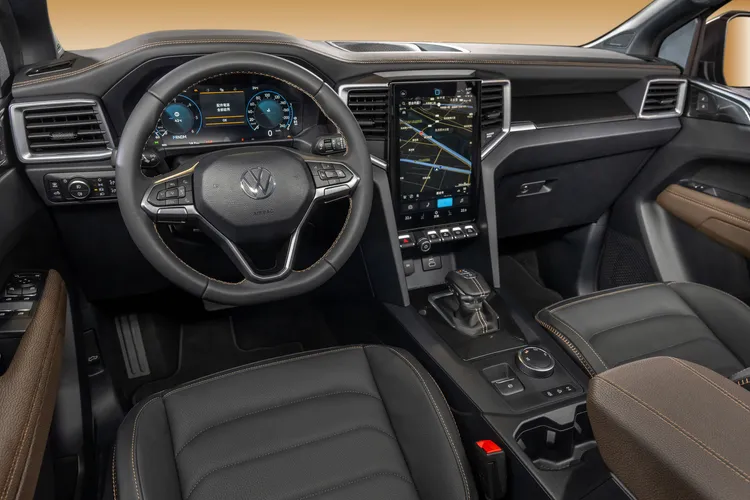 有別於傳統越野皮卡單調座艙配色，座艙內部採用高質感的黑 / 褐雙色內裝搭配黑色頂篷，營造出沈穩優雅且散發精緻奢華的車室氛圍。業者提供