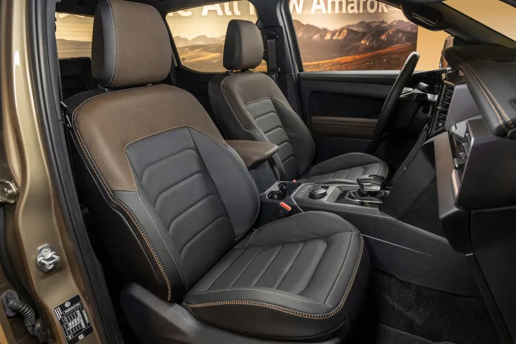 車艙內部配備了包覆式設計的雙前座人體工學舒適型座椅，駕駛座及副駕座為10向電動調整（含電動腰靠調整功能）。業者提供