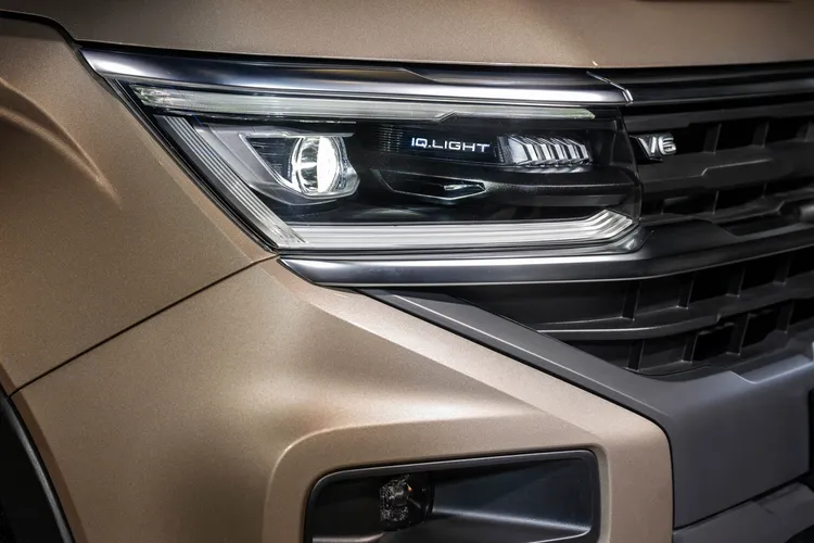 車頭採用專屬X設計的消光灰前保桿，運用全新「X」字樣的設計語彙，將水箱護罩、前氣壩及IQ. Light矩陣式LED頭燈包覆於「X」整體線條之中。業者提供