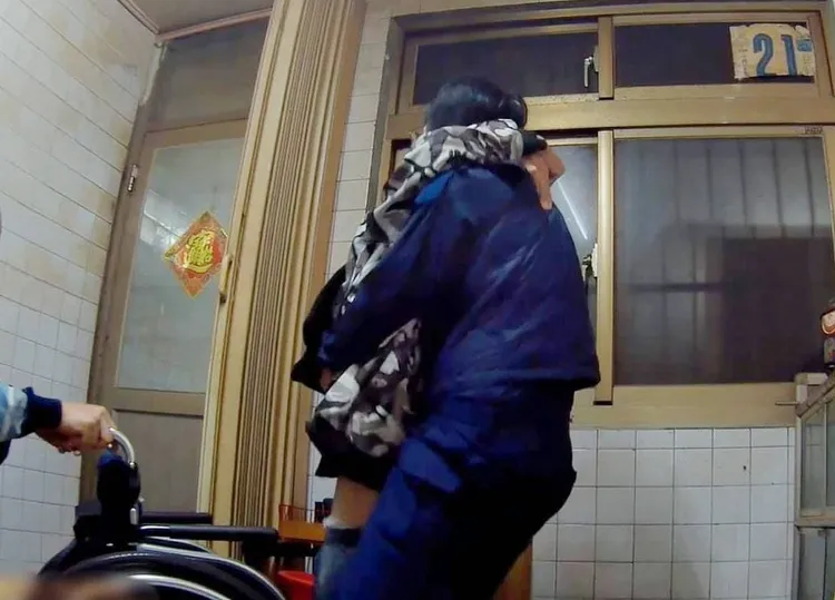 警員抱起陳男協助脫困。大園警分局提供