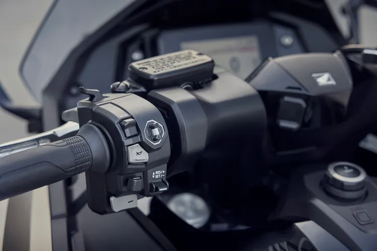 Honda FORZA 750標配定速巡航及電動調整風鏡。原廠照片