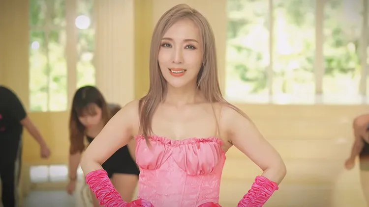 女歌手夏天演唱的《跩個屁》引發網友議論。翻攝自大台風樂團YouTube