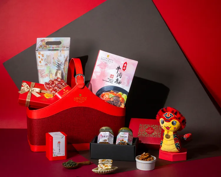 「祥蛇賀歲禮籃」售價3888元，內含金萱烏龍茶、鳳梨牛軋糖、琥珀糖核桃等經典年味禮品，寓意祥瑞豐年。業者提供