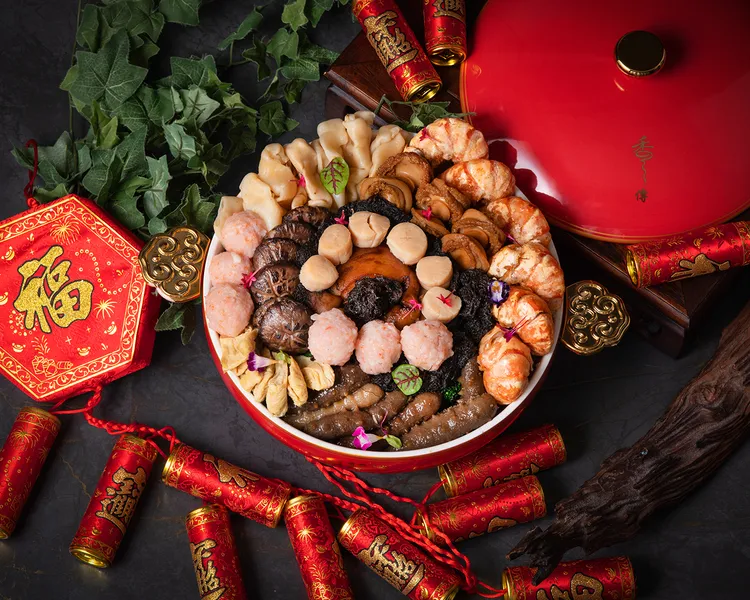香宮年年熱銷的年菜單點「廣東盆菜」售價1萬6888元，滿載豐盛年味。業者提供