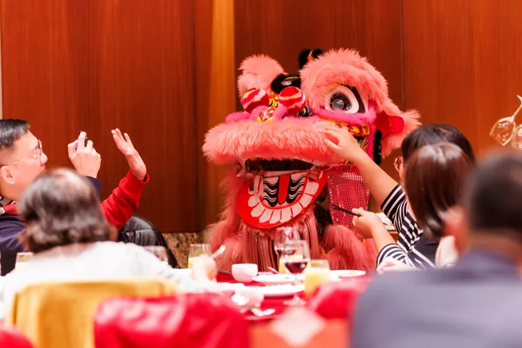 宴會廳除夕「團圓守福宴」，豐富年菜佳餚搭配傳統舞獅、魔術表演、樂團演奏等節目，目前訂席已超過九成。業者提供