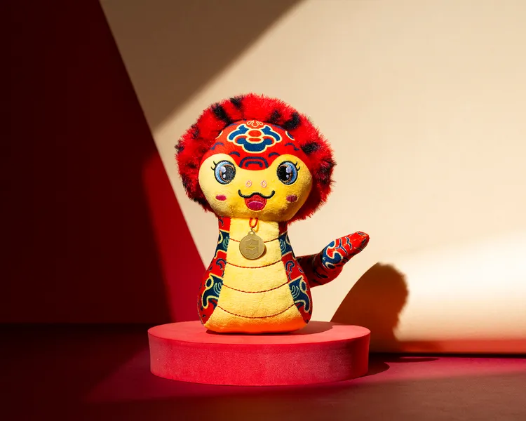 今年特別推出的吉祥物「福蛇玩偶」每個480元，以討喜造型，深受民眾收藏。業者提供