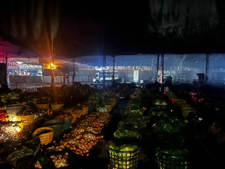 草屯果菜市場被燒毀，蔬菜水果堆滿一地。民眾提供