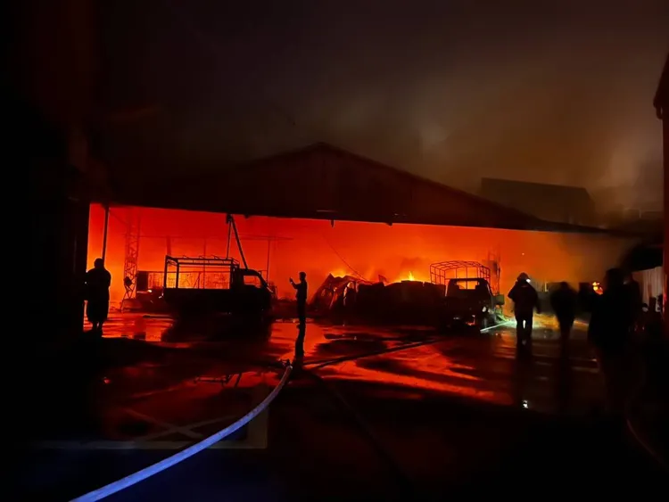 草屯果菜市場拍賣場及周邊車輛付之一炬。民眾提供