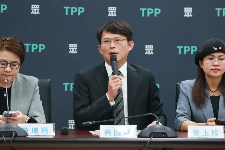 民眾黨黨團記者會，立委黃國昌發言。民眾黨團提供