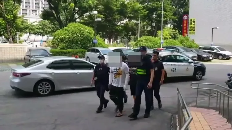 警方將縱火殺人的黃男（前）依殺人等罪移送法辦。資料照片