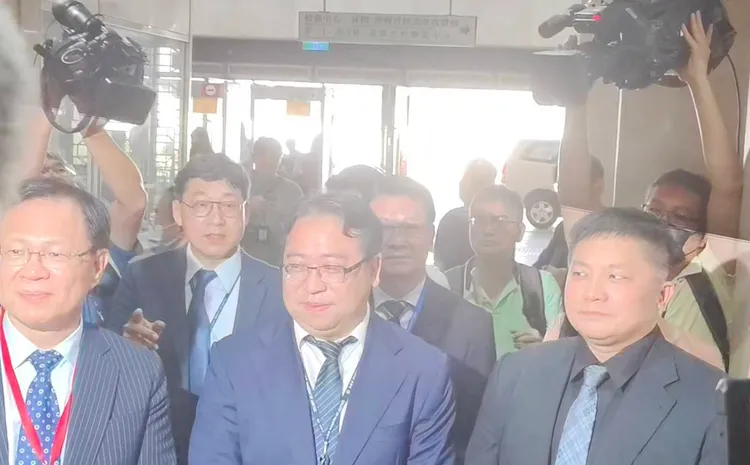 立委吳宗憲(右1)、張啟楷(左1)由法務部次長黃世傑(前中)、北檢檢察長王俊力(黃世杰身後)陪同進入北檢考察。張欽攝