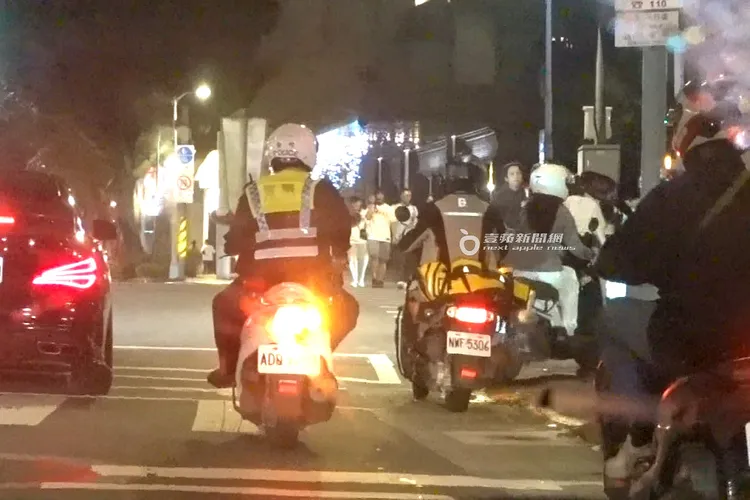 李多慧騎機車右轉見行人穿越斑馬線未禮讓。特勤中心攝