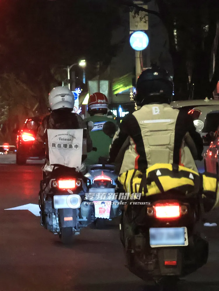 李多慧（左）騎代言光陽機車高調騎在台北市街頭。特勤中心攝