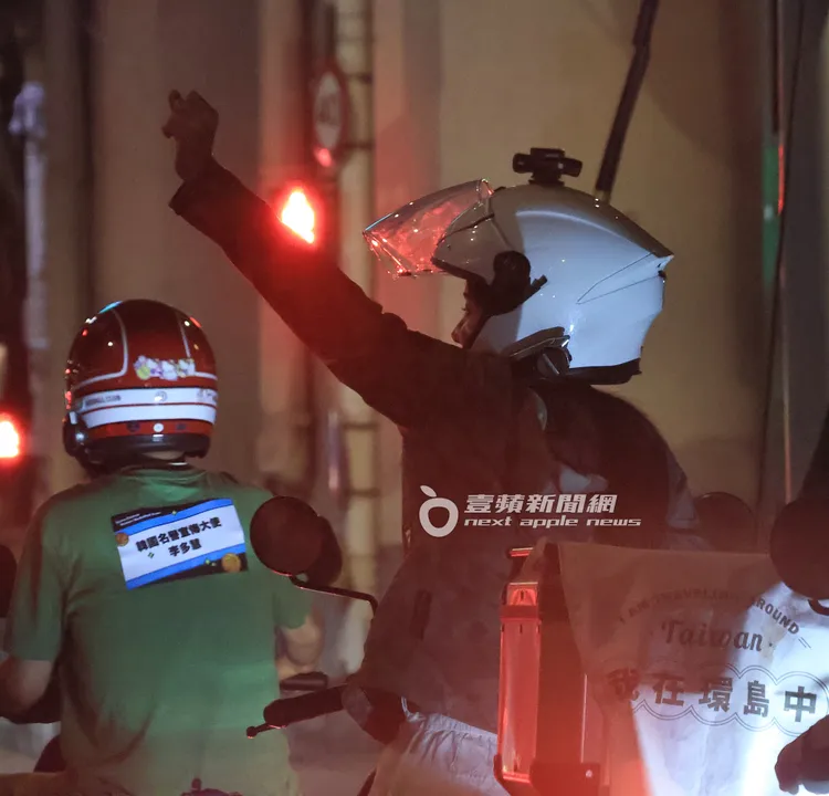 李多慧舉起手，幫自己加油打氣。特勤中心攝