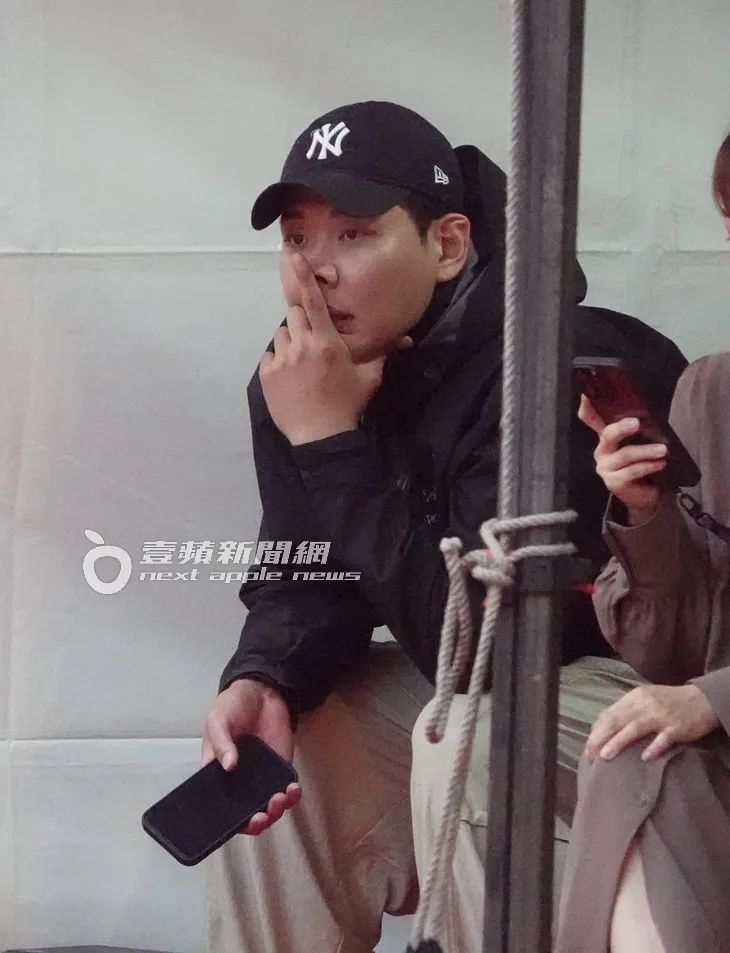 緋聞男友200公分男在一旁觀看李多慧。特勤中心攝