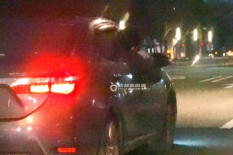 李多慧緋聞男友將頭跟手伸出車外抽電子加熱菸，吞雲吐霧。特勤中心攝