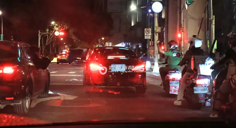 200公分緋聞男（左）將頭手伸出車外幫李多慧拍照。特勤中心攝