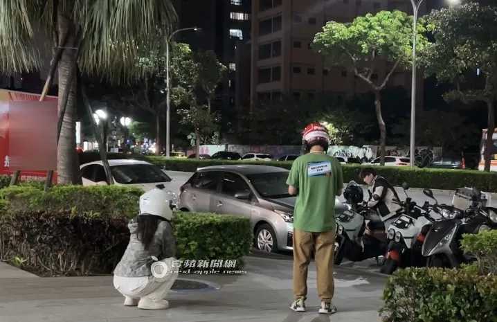 李多慧（左）蹲地休息片刻。特勤中心攝