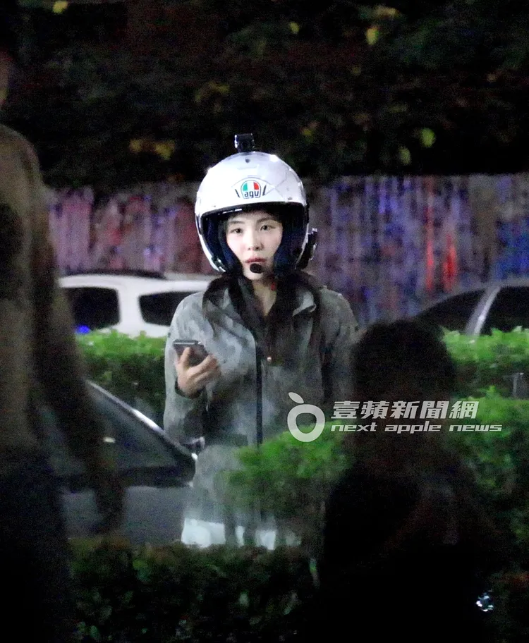 李多慧邊講電話累到眼神放空。特勤中心攝