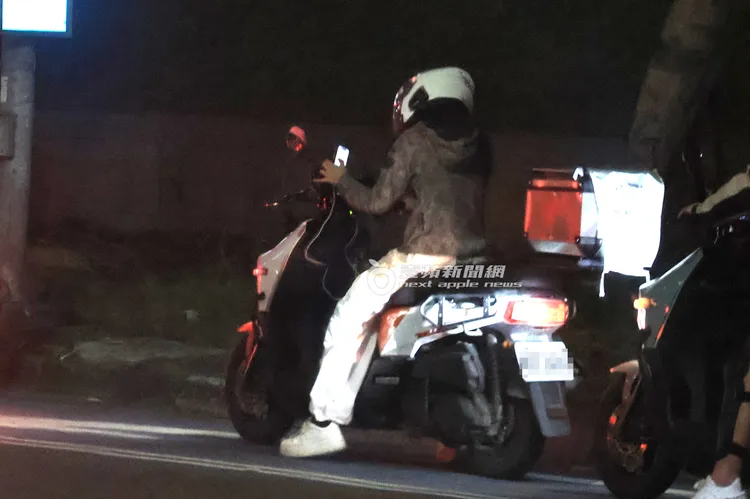 李多慧在機車待轉區邊騎車邊滑手機。特勤中心攝