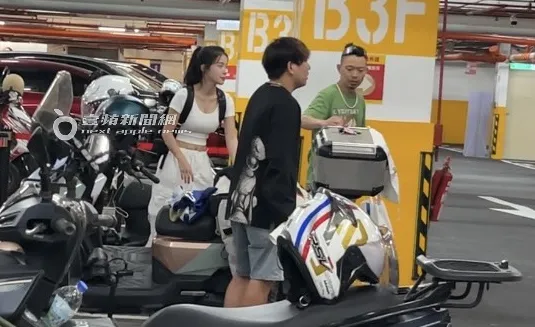 李多慧（左起）、製作人、山G哥到停車場取車。特勤中心攝