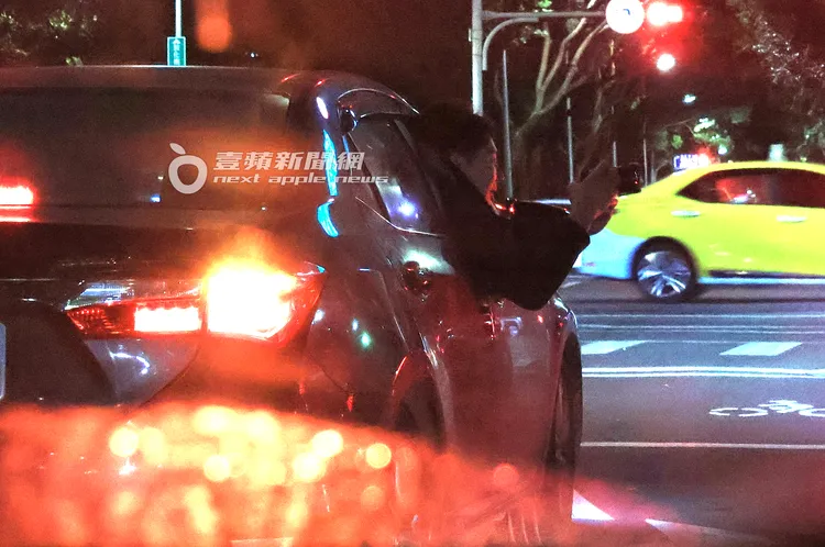 李多慧緋聞男友200男將身體伸出車外幫她拍照。特勤中心攝