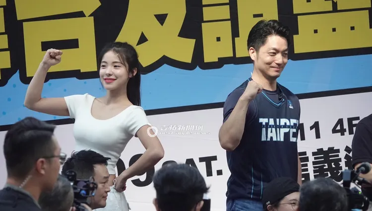 李多慧（左）和台北市長蔣萬安出席活動。特勤中心攝