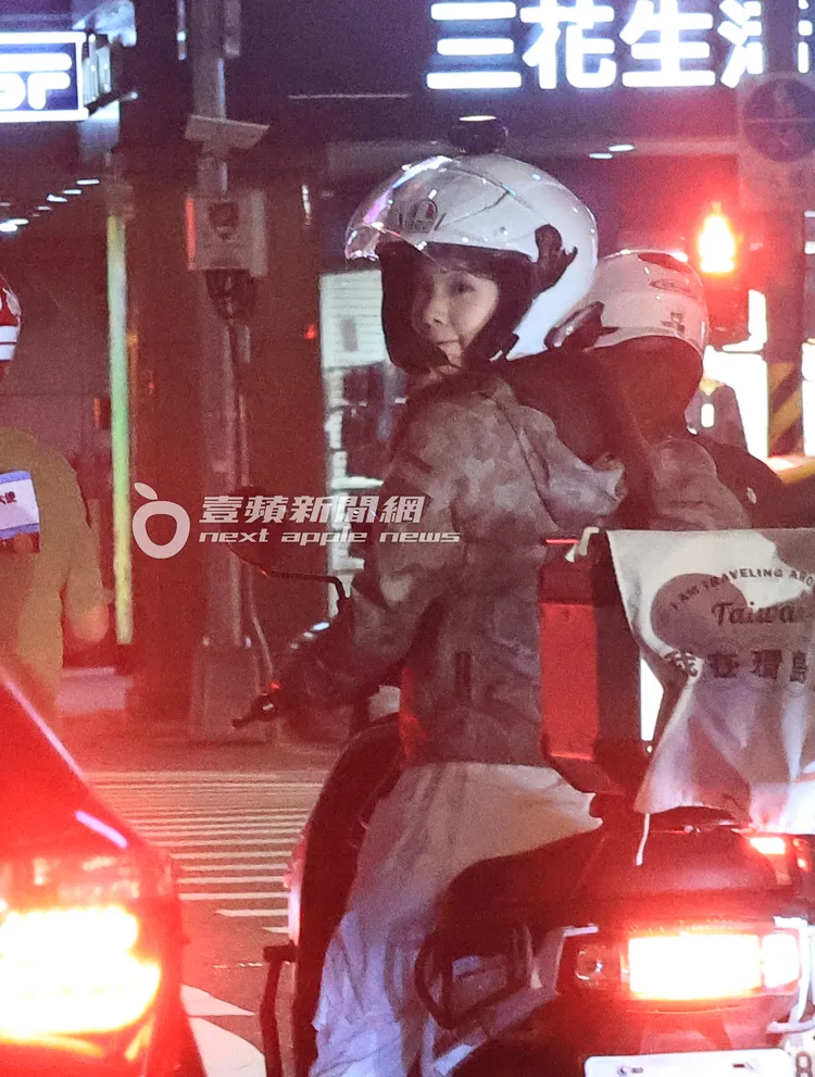 李多慧騎車當下，時不時回頭查看200公分男的車有無跟上。特勤中心攝