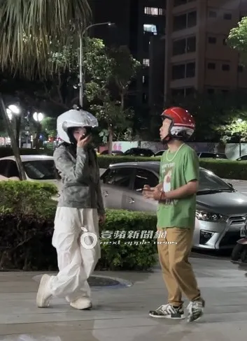 李多慧（左）雙腳交叉，在便利商店前講電話。特勤中心攝