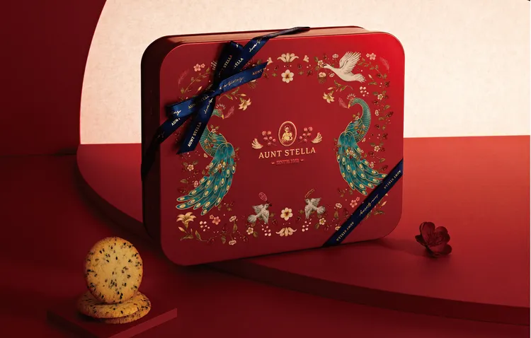 「瑞羽呈祥」為Aunt Stella 詩特莉與陽光基金會合作之公益禮盒，於新春佳節為收禮人獻上暖心祝福。業者提供