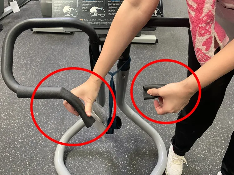 萬華運動中心肢體伸展訓練機器的扶手保護套鬆脫。陳怡君提供