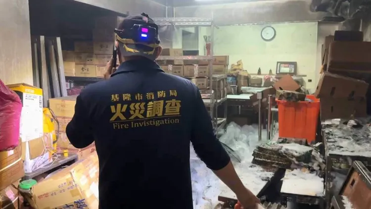基隆市消防局火調科人員進入火場勘查，確認起火原因為電氣因素。翻攝畫面