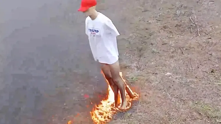 川普假人遭到焚燒。翻攝自X@OCanonist