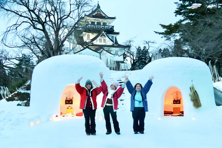 嚴藝文（左起）、楊貴媚、鍾欣凌在日本秋田的橫手市一起體驗著名的「蓋雪屋」。桂田文化藝術基金會、桂田文創提供