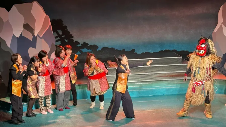 楊貴媚（左起）、嚴藝文、鍾欣凌體驗了秋田的特有文化「生剝鬼」。桂田文化藝術基金會、桂田文創提供