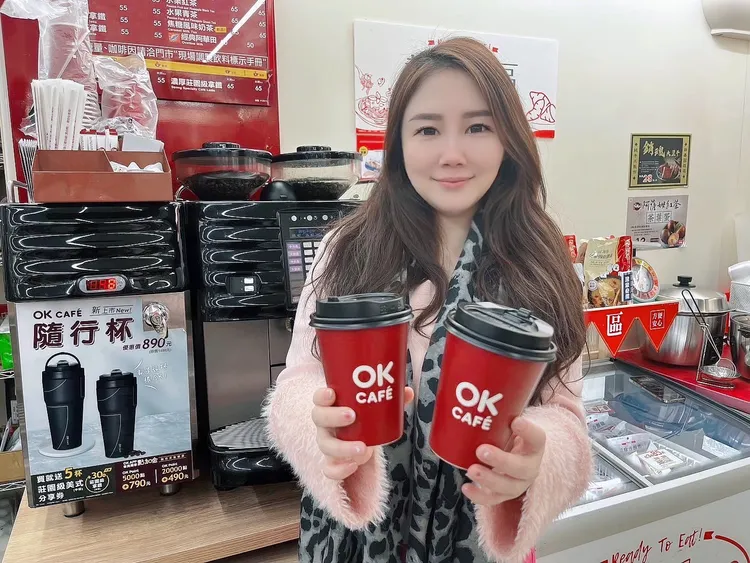 OKCAFE與茗京萃聯名推出的草本茶飲系列，兩款飲品皆享應援價39元。OKmart提供