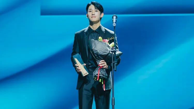 丁海寅在《媽媽朋友的兒子》飾演年輕有為的建築師，是街坊鄰居人人稱讚的小孩。Netflix提供