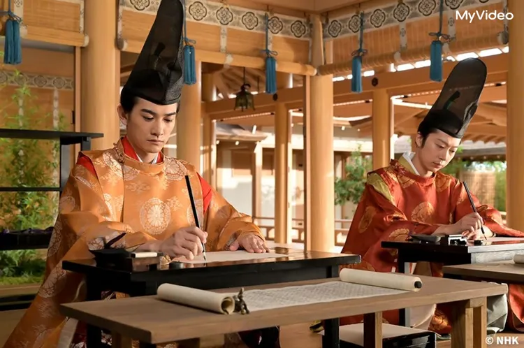 町田啓太（左）之前拍攝《致光之君》留了長髮。MyVideo提供