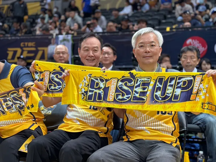 署長張榮興（右）結合球賽宣導反詐。警方提供