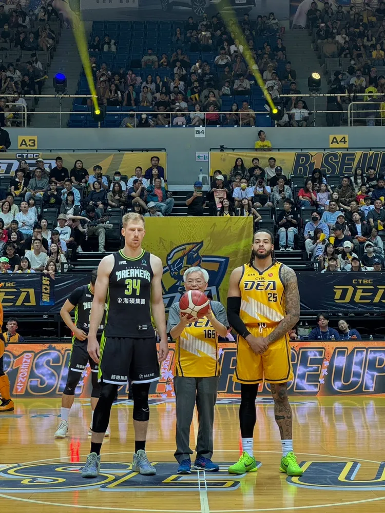 警政署長開球。警方提供