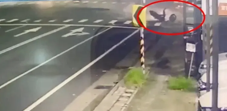 陳男轎車沒禮讓直行車就左轉，余男未減速閃避不及直接撞上。民眾提供