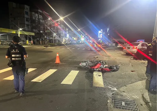 20歲男騎紅牌重機高速猛撞左轉車   當場噴飛!「安全帽卡頭」喪命