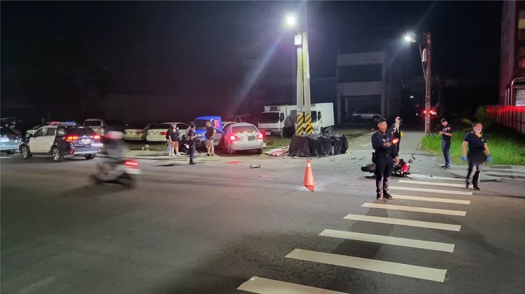 余男的紅牌重機幾乎解體，陳男的轎車被推撞道路旁，車體凹陷嚴重。民眾提供