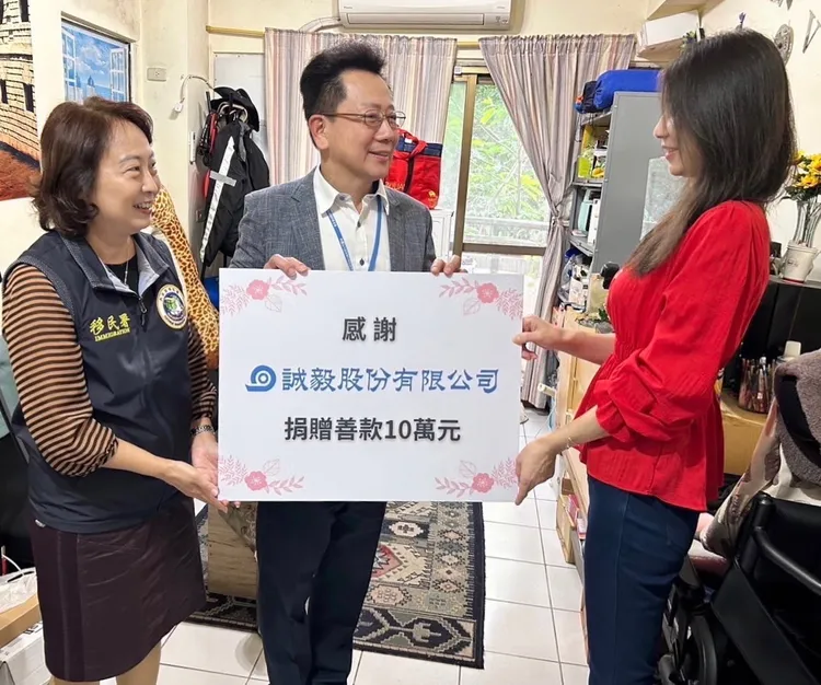 移民署與賽珍珠基金會代表誠毅股份有限公司探視罕病新二代家庭，並代轉其捐贈善款慰問。移民署提供
