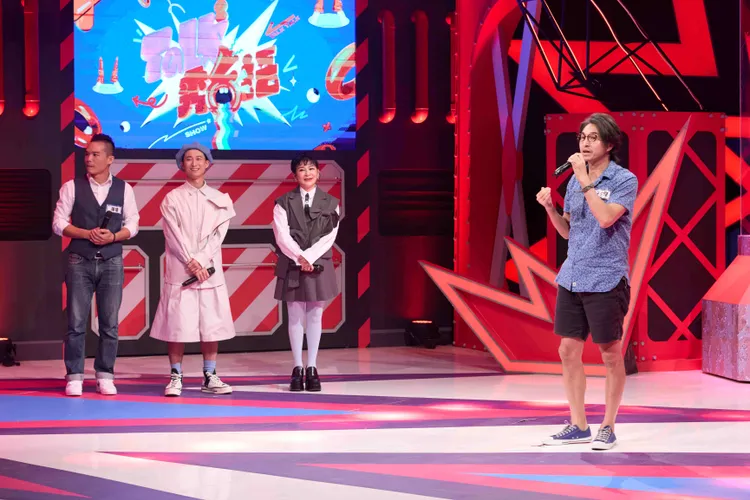 王少偉（右）擔任踢館魔王。公視台語台提供