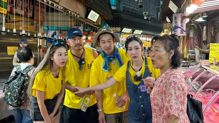 黃隊張棋惠（左起）、KID、Darren、曾莞婷等一起接受挑戰。《綜藝玩很大》提供