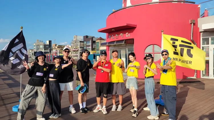 李懿（左起）、葉星辰、王傳一、坤達、吳宗憲、KID、曾莞婷、張棋惠、Darren等赴韓國京畿道出外景。《綜藝玩很大》提供