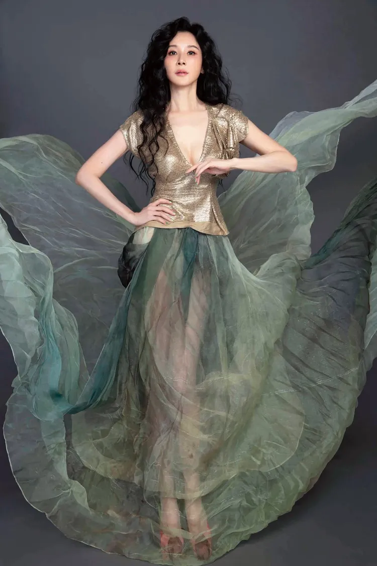 蕭薔美若天仙，秀22吋水蛇腰。珍世美學慈善基金會提供