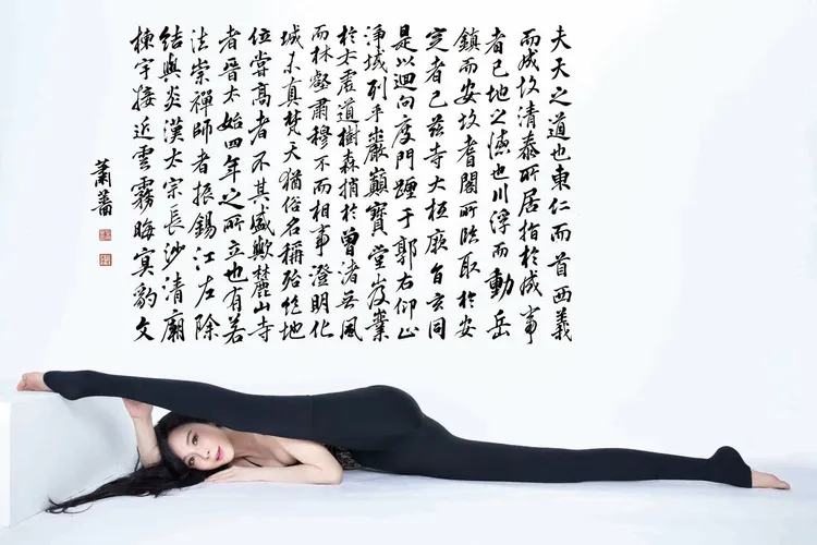 蕭薔展現高難度瑜珈。珍世美學慈善基金會提供