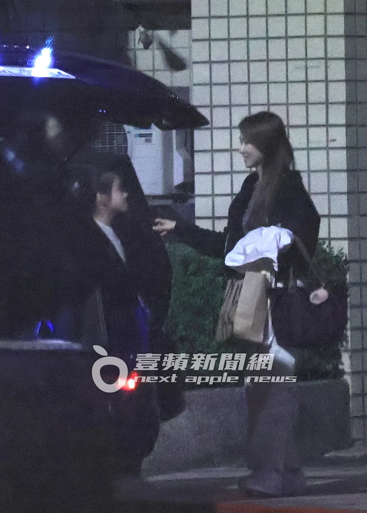 藍正龍將車停在路邊紅線，周幼婷照顧著小孩們從後座下車。特勤中心攝